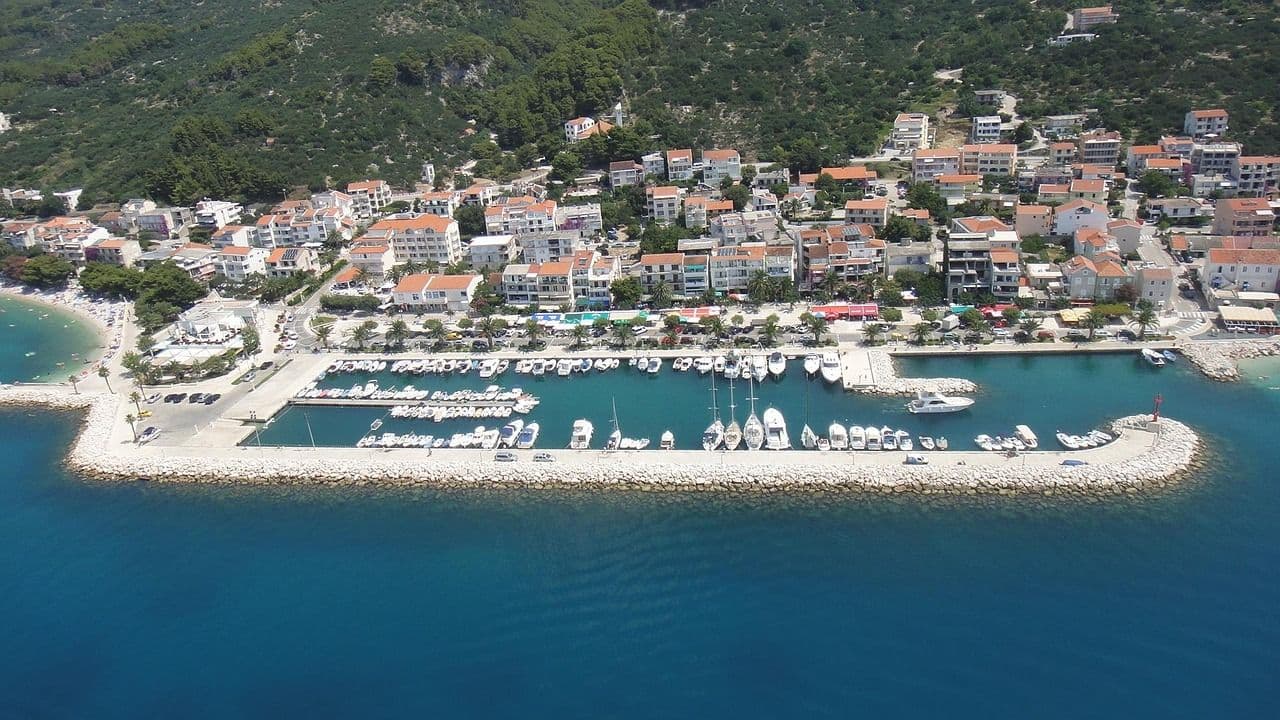 Tučepi beach under Biokovo mountain
