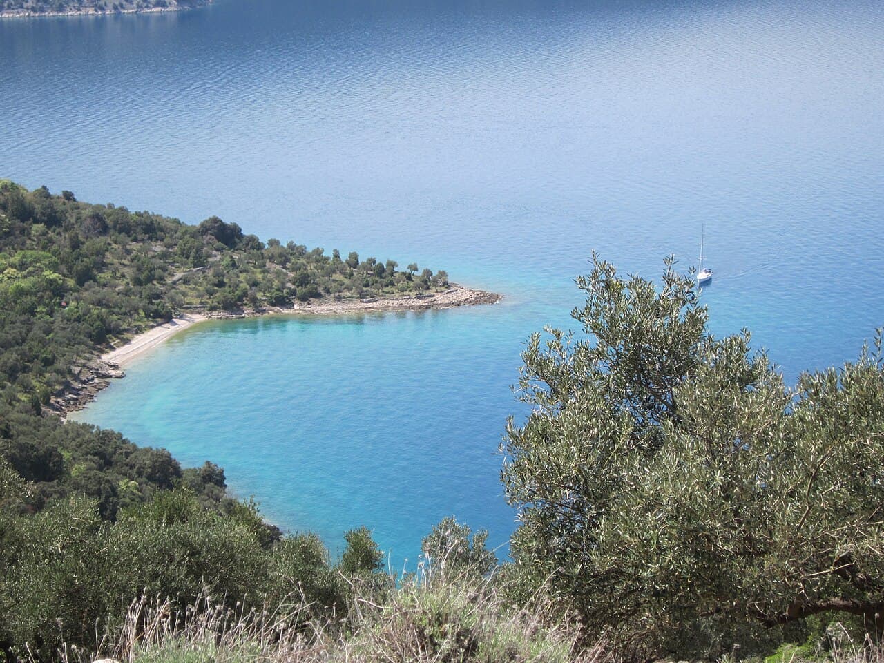 Small pebble cove with turquoise water on the island of Cres