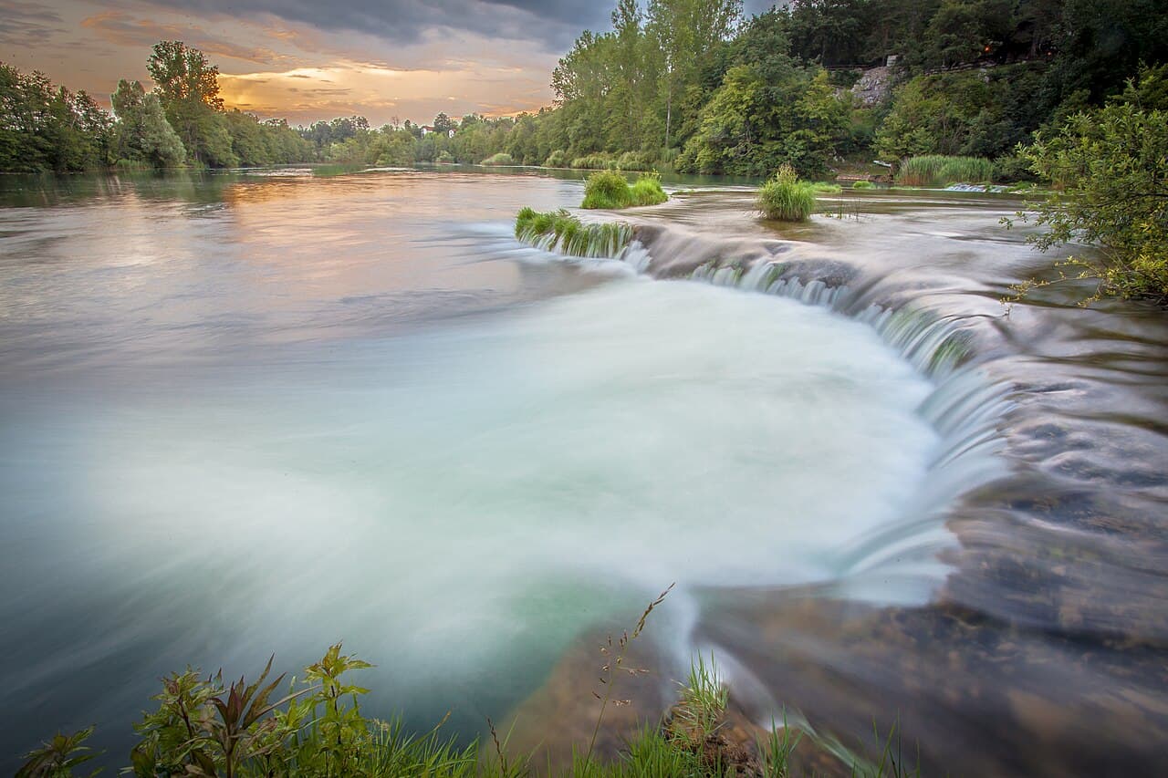 Mrežnica river flowing over a natural tufa barrier near Karlovac