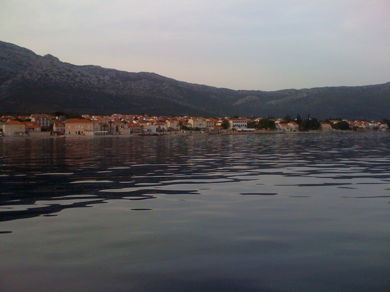 Paseo marítimo de Orebić bajo las montañas de Pelješac, visto desde el mar