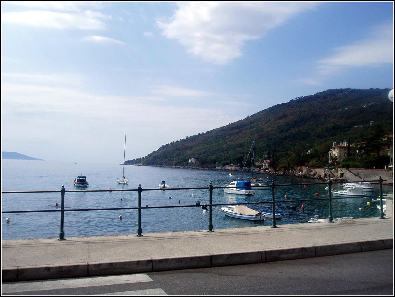 Zaljev i šetnica u Lovranu
